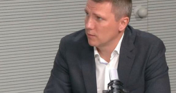 Ivars Šulcs teica, ka, tiekoties ar Latvijas Televīzijas darbiniekiem, esot bijuši jautājumi, uz kuriem viņš nevarējis atbildēt, bet atbildes uz vairākiem citiem jautājumiem esot pārprastas.
