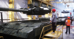 Salīdzinot ar 2022. gadu, Krievijas militārā uzņēmuma "Rostec" spējas saražot vai modernizēt kaujas tankus ir pieaugušas trīsarpus reizes, raķešu ražošanas apjomi – astoņas reizes, kopumā uzņēmuma apgrozījumam gada laikā pieaugot par vairāk nekā trešdaļu. Tomēr uzņēmuma peļņa nepārsniedz 2% no apgrozījuma. Cits Krievijas militārais gigants – "Uralvagonzavod" – 2024. gadā vien darbinieku algas ir otro reizi pacēlis par 28%. Attēlā: tanka T-90 ražotnē. 