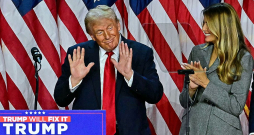 Donalds Tramps ar sievu Melāniju vēlēšanu nakts pasākumā Vestpalmbīčā Floridas štatā.