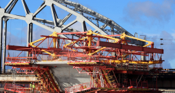 Daugavā iedzītais "Rail Baltica" tilta balsts.