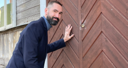 “Ja gribat redzēt pasaulē mazāko izstāžu zāli, jābrauc uz Aizputes Linmeijeru namu,” aicina Vilis Brūveris (attēlā). Saimnieks rāda
atslēgas caurumu, kurā jāielūkojas, lai apskatītu jaunāko
izstādi ar mākslinieces Martas Ģibietes darbu “Cikādes sapnis”.