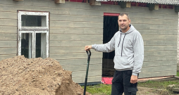 Agrim Pulkstenim ir bagāta pieredze celtniecībā, tāpēc būvniecības
darbus vieņš lielākoties veic paša spēkiem.