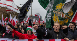 Varšavas Neatkarības dienas gājienā piedalījušies desmitiem tūkstoši cilvēku.