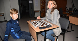 Katerina Pleskuna Latvijā ir kopš 2022. gada marta, ieradusies no Dnipro pilsētas. Vecākā dēla Timofija adaptācija skolā Latvijā notikusi – pabeidzis pirmo klasi teicami. Labi māk runāt latviski. Iet uz peldēšanas un dambretes treniņiem. "Jaunākais dēls bērnudārzā ir pēdējo gadu, viņam būs jāiet skolā un vasarā būs jāizlemj – iet skolā Latvijā vai Ukrainā," stāsta Katerina, kura latviešu valodu sākusi mācīties jau 2022. gada vasarā.