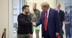 Ukrainas prezidents Volodimirs Zelenskis (no kreisās) 27. septembrī Ņujorkā tikās ar bijušo ASV prezidentu Donaldu Trampu, kura otrais termiņš sāksies 20. janvārī.