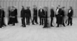 "Rīgas a cappella festivāla" programmā "Sarunas bez vārdiem" Latvijas Radio kori diriģēja iepriekšējais mākslinieciskais vadītājs Sigvards Kļava.