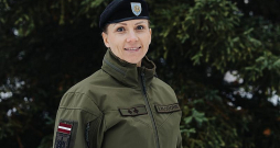 Latvijas Nacionālo bruņoto spēku pulkvede Antoņina Bļodone ir pirmā sieviete, kas komandēs Latvijas proklamēšanas gadadienai veltīto militāro parādi.