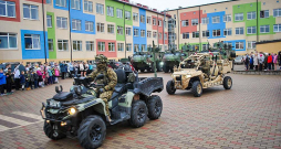 Zemessardzes militārais maršs piestājis Aizkrauklē.