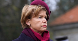 Ārlietu ministre Baiba Braže piedalās svinīgajā goda sardzes maiņas ceremonijā pie Brīvības pieminekļa Lāčplēša dienā, atzīmējot Latvijas armijas uzvaru pār Bermonta karaspēku.