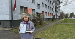 Mājas vecākā Līga Lazda lepojas ar Latgales ielas 237. nama saņemto otro vietu šī gada konkursā par energoefektīvāko ēku.