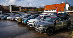 Relatīvi lētais un praktiskais "Dacia Duster" dārgāko un greznāko konkursa pretendentu priekšplānā.