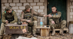 Ukrainas 24. mehanizētās brigādes karavīri frontē netālu no Doneckas apgabala pilsētas Časivjaras.