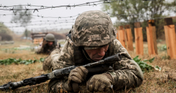 Ukrainas armijas karavīri piedalās mācībās Doneckas apgabalā. Pilna mēroga karš pret Krievijas iebrucējiem turpinās jau vairāk nekā 1000 dienu, un ukraiņiem kļūst arvien grūtāk papildināt karaspēka rezerves.