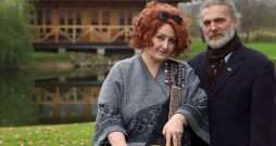 Rakstniece Dace Judina ar dzīvesbiedru komponistu un mākslinieku Arturu Nīmani.