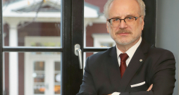 Intervijai Egilu Levitu tagad ir grūtāk sarunāt nekā prezidentūras laikā. Ikdiena viņam lielākoties paiet ārpus Latvijas – konferencēs, domnīcās un citos saietos, kur jāpiedalās ar lekcijām par starptautiskās politikas, demokrātijas un tiesību jautājumiem. Vienkāršāk sakot, apgaismojot politiskos prātus Eiropā, ASV un citur pasaulē.