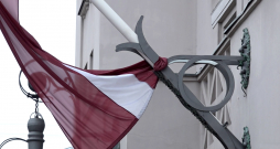 Lietošanai nederīgu Latvijas valsts karogu jāiznīcina diskrētā veidā. Lietošanai nederīgu Latvijas valsts karogu jāiznīcina diskrētā veidā.