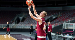 Latvijas vīriešu basketbola izlases spēlētājs Toms Skuja.