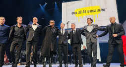Liepājas teātra izrādes "Latviešu raķetes" komanda kopā ar režisoru Regnāru Vaivaru (ceturtais no kreisās) "Spēlmaņu nakts" ceremonijā saņēma Gada lielās formas izrādes titulu.