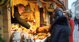 Ziemassvētku tirdziņš.