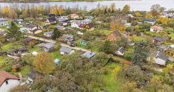Situācija nekustamo īpašumu tirgū 2024. gada oktobrī atsauc atmiņā laiku pirms divdesmit gadiem. Kā toreiz, tā tagad nekustamo īpašumu patiesā vērtība ir ievērojami augstāka nekā darījumu līgumos reģistrētās cenas.