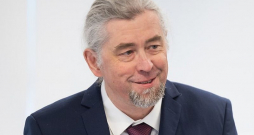 "Frankenburg Technologies" tehniskais direktors Andrejs Puķītis: "Mēs necenšamies radīt raķetes un iekārtas, kas būtu universālas. Mēs ejam citu ceļu – radīt šauri specializētu iekārtu, kas turklāt būtu arī lēta. Tādēļ esam paredzējuši izmantot tās detaļas, kas atrodamas mobilajos telefonos un citās sadzīves elektronikas iekārtās, – tās ir lētas un pieejamas."