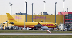 DHL gaisa kravu pārvadājumu centrs Leipcigas lidostā Vācijā.