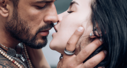 Skūpstus ar izteikti seksuālu nokrāsu allaž centās slēpt un publiski neizrādīja.