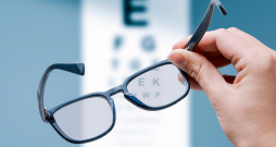  Ja rodas aizdomas par acu saslimšanu, optometrists nosūtīs pacientu pie acu ārsta padziļinātai izmeklēšanai.