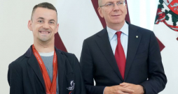 Valsts prezidents Edgars Rinkēvičs (no labās) un Parīzes paraolimpisko spēļu divu zelta medaļu ieguvējs paraiejādē parasportists Rihards Snikus.