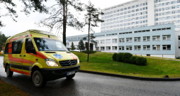 Neatliekamās medicīniskās palīdzības automašīna pie Daugavpils Reģionālās slimnīcas.