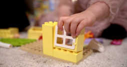 Rotaļāšanās ar LEGO klucīšiem attīsta loģisko domāšanu.