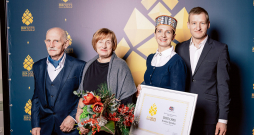 Konkursā "Sakoptākais mežs" Kristīna Sprūdža saņēma meža nozares balvu "Zelta čiekurs" par ilgtspējīgu meža apsaimniekošanu. No kreisās: vecāki Dainis un Aina, Kristīna ar vīru Edmundu.