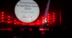 Mūziķis Kārlis Kazāks uzstājas autortiesību bezgalības balvas pasniegšanas ceremonijā mūzikas namā "Daile". Ilustratīvs attēls.