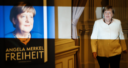 Vācijas bijusī kanclere Angela Merkele ierodas uz savas grāmatas "Brīvība. Atmiņas 1954–2021" prezentāciju Vācu teātrī Berlīnē 26. novembrī.