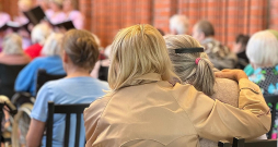 Lai lielajos sociālās aprūpes centros jeb pansionātos panāktu ģimenisku pieeju, ir jāiegulda liels darbs. Bet tas ir iespējams, pārliecināti speciālisti.