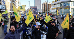 "Hezbollah" atbalstītāji ar šī grupējuma karogiem rokās Beirūtas dienvidu pievārtē svin pamiera stāšanos spēkā.
