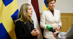 Ārlietu ministre Baiba Braže (no labās) un Zviedrijas Eiropas Savienības lietu ministre Džesika Rozenkranca piedalās preses brīfingā pēc tikšanās Ārlietu ministrijā.