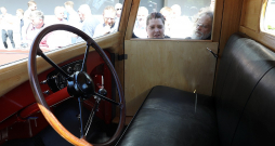 Vai civiltiesiskās atbildības obligātā apdrošināšana tiešām būs vajadzīga arī visiem retro, neretro auto un citiem transportlīdzekļiem, kas stāv garāžā vai pagalmā, - to drīz atkal lems Saeimas deputāti.