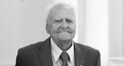 Dailes teātra aktieris Gunārs Placēns Cildinājuma raksta pasniegšanas ceremonijā Rīgas pilī.