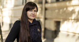Latvijas Bankas ekonomiste Agnese Puķe: "Jau ilgstoši stabilākais balsts Latvijas IKP līmeņa noturēšanā ir no mušas uzpūsts zilonis, varbūt ne gluži zilonis, bet paprāva izmēra bebrs. Ar to domāts valdības patēriņš."