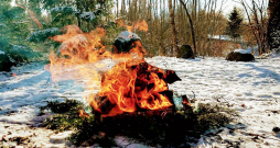 Rituālo ugunskuru ziemā var kurt mežā, kaut vai tāpēc, ka aizvējš un siltāk.