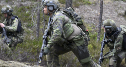 Somijas karavīri piedalās mācībās. Somijas armija ir ievērojams spēks,
kas kara gadījumā varētu mobilizēt ap 280 000 apmācītu karavīru, turklāt palīgā būtu gatavi doties līdz pat 900 000
rezervistu. Somijai ir arī ļoti spēcīgas artilērijas vienības.