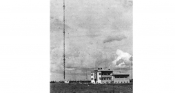 Kuldīgas radiostacija ar torni 20. gs. 30. gadu beigās.