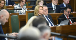 Veselības ministrs Hosams Abu Meri (no labās), finanšu ministrs Arvils Ašeradens un Ministru prezidente Evika Siliņa piedalās Saeimas ārkārtas sēdē, kurā otrajā lasījumā izskata gadskārtējo valsts budžetu un ar to saistītos likumprojektus.