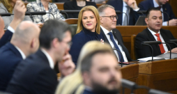 Veselības ministrs Hosams Abu Meri (no labās), finanšu ministrs Arvils Ašeradens un Ministru prezidente Evika Siliņa piedalās Saeimas ārkārtas sēdē, kurā otrajā lasījumā izskata gadskārtējo valsts budžetu un ar to saistītos likumprojektus.
