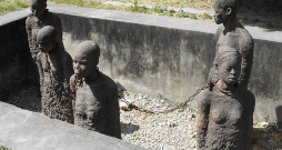 Piemineklis verdzībā aizvestajiem muzejā Zanzibārā Tanzānijā. No Austrumāfrikas arābu un indiešu vergu tirgotāju gūstā krita ap 17 miljoni cilvēku.