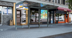 Jaunās, vienota dizaina sabiedriskā transporta pieturvietu nojumes. 