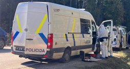 Viltotais Valsts policijas mikroautobuss, ar kuru 8. oktobrī brauca notvertie imigranti.