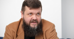 Dmitrijs Savvins: "Kāpēc Baltijas valstis Krievijā tiek pasniegtas kā lielākie "fašisti"? Vai tāpēc, ka krieviem te būtu kādas problēmas? Muļķības! Tas ir tāpēc, ka Baltijas valstis spēja ātri izsprukt no Krievijas ietekmes, iestāties Eiropas Savienībā un NATO."