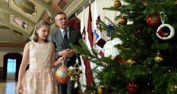 Valsts prezidents Edgars Rinkēvičs piedalās Ziemassvētku pasākumā Rīgas pilī, kurā tiekas ar daudzbērnu ģimenēm no dažādiem Latvijas novadiem un pilsētām, lai kopīgi iedegtu svētku egli laukumā pie Rīgas pils.